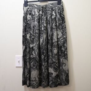 Elegant Gray Paisley Patterned Skirt